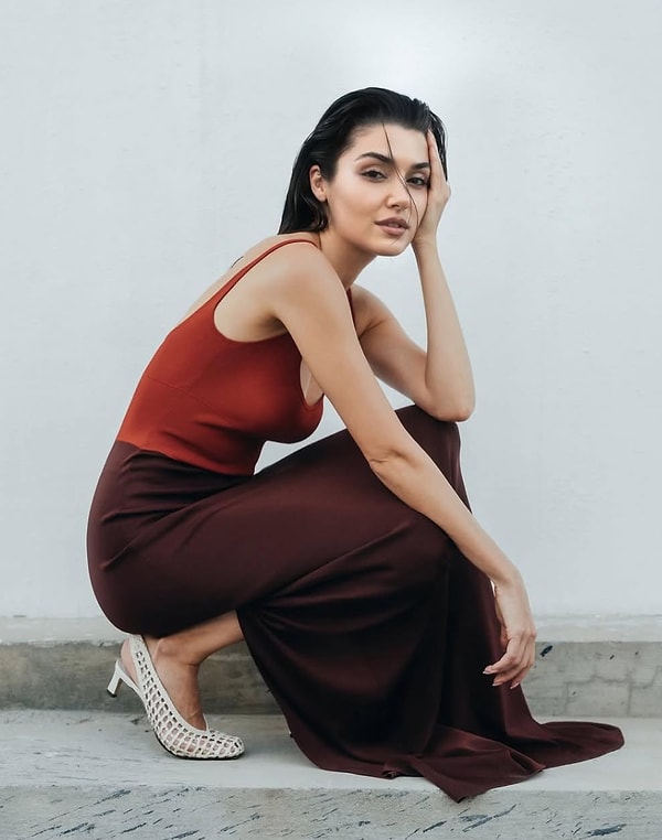 Ancak Hande Erçel’in gündem olması yalnızca diziyle ve oyunculuğuyla sınırlı değil bildiğiniz gibi. Kendisi ne giyse ne açıklama yapsa ayrı olay oluyor.