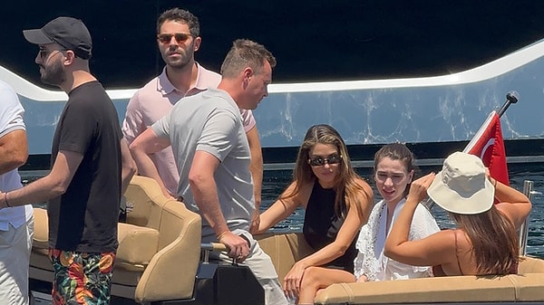 Bu zorlu süreç biter bitmez ise soluğu sevgilisi Hakan Sabancı’yla Bodrum’da aldı.