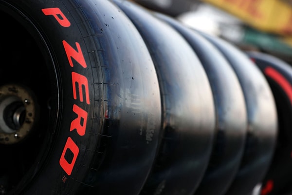 Formula 1 lastikleri neden düz?