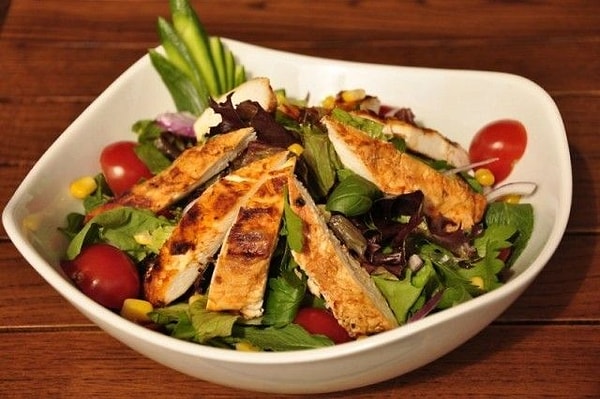 10. Tavuklu Roka Salatası