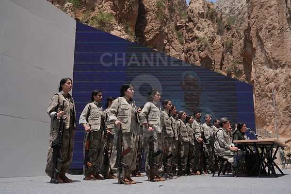 PKK'dan bir grup, Irak’ın Süleymaniye kentinde silahlarını imha etti.