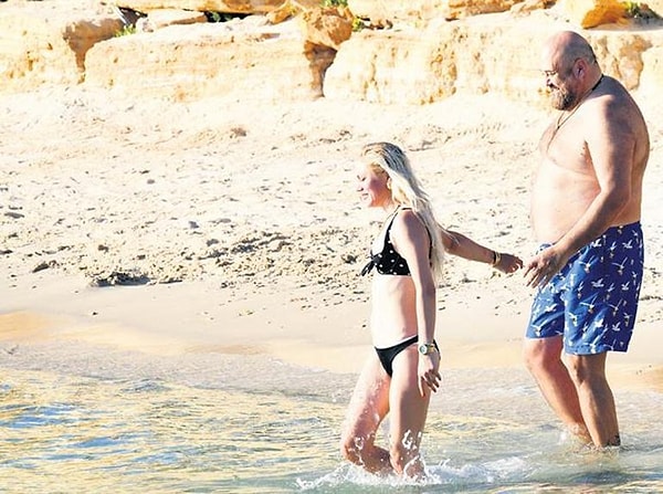 Geçtiğimiz haftalarda Somer Şef, Çeşme’de kendisinden tam 25 yaş küçük sevgilisi Tilbe Uslu’yla ilk kez el ele, göz göze görüntülenmişti.