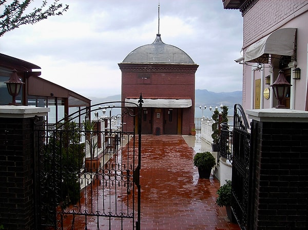 How to get to the Izmir Historical Elevator?
