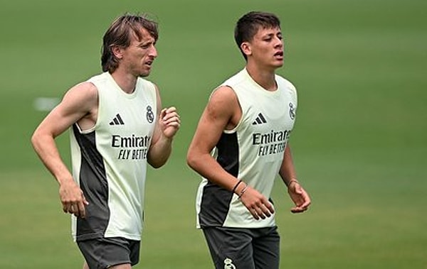 Real Madrid'de bir dönem sona erdi. Hırvat futbolcu Luka Modric, Madrid ekibinden ayrıldı ve AC Milan'a katılma kararı aldı.