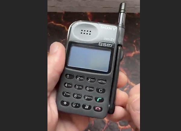 Hepimizin ilk cep telefonu her birimiz için çok özeldi.