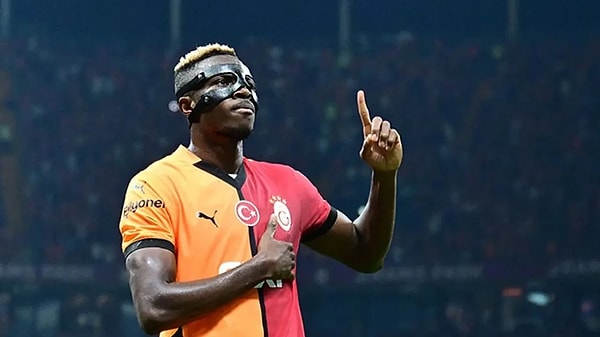 Dünya futbolunun sayılı golcülerinden Victor Osimhen geçen sene kiralık olarak forma giydiği Galatasaray’ın şampiyonluğunda en büyük pay sahiplerinden biri olmuştu.