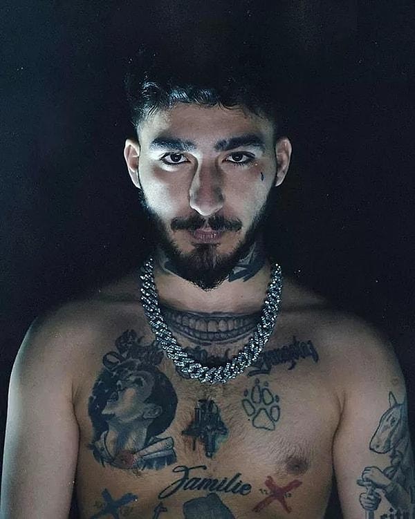 Spotify listelerini alt üst eden şarkıları, YouTube’da milyonları geçen klipleri ve ezber bozan tavrıyla Uzi günümüzün en bilinen rapçilerinden biri.