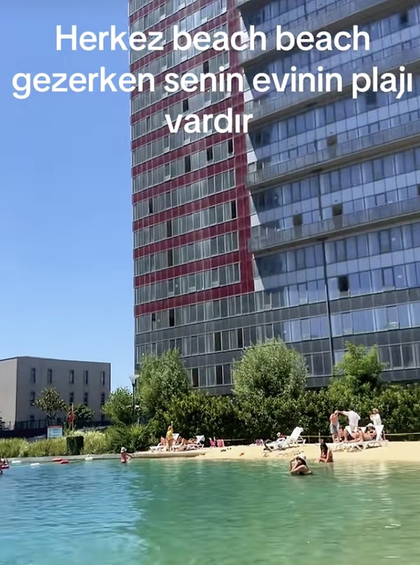 Gökdelenlerin arasında bir plaj.