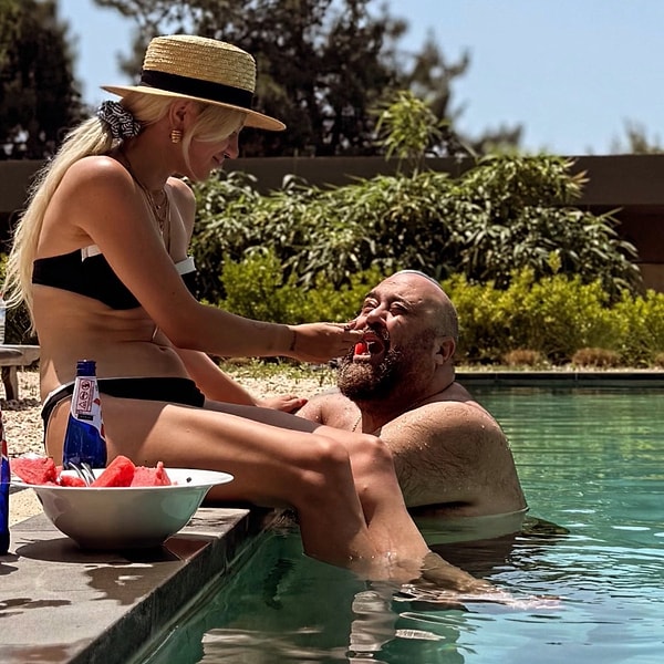 İşte Tilbe Uslu'nun Somer Sivrioğlu'nu elleriyle beslediği romantik havuz pozu: