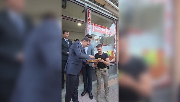 Tunceli Valisi Şefik Aygöl, Çemişgezek ilçesinde yaptığı esnaf ziyaretleri sırasında bir iş yerinde kendisine ikram edilen çiğ köfteden aldı.