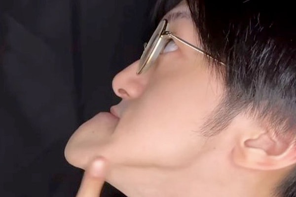 Japonya’da sosyal medyada büyük bir üne kavuşan ve sadece “Jonouchi” ismiyle bilinen fenomen, “dünyanın en uzun çeneli YouTuber’ı” olarak kendini tanıtıyor.