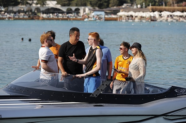 Hull City taraftarlarını Çeşme’de özel bir plajda ağırlayan Acun Ilıcalı, onlarla bir araya gelerek fotoğraf çekildi.