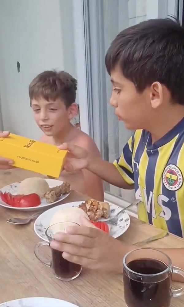 Abisine telefon hediye edildiği anlarda buruk bir mutluluk yaşayan koca yürekli Ayaz'ın sevinci hepimizin yüreğine su serpti! Görseli