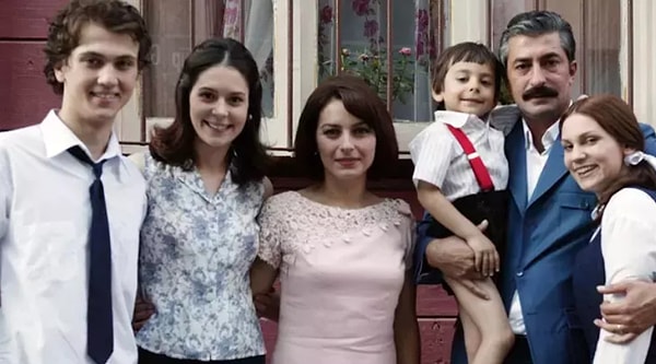 Bir döneme damgasını vuran ve ekran başındaki milyonları ağlatan yapımlardan biri hiç kuşkusuz “Öyle Bir Geçer Zaman Ki” oldu.