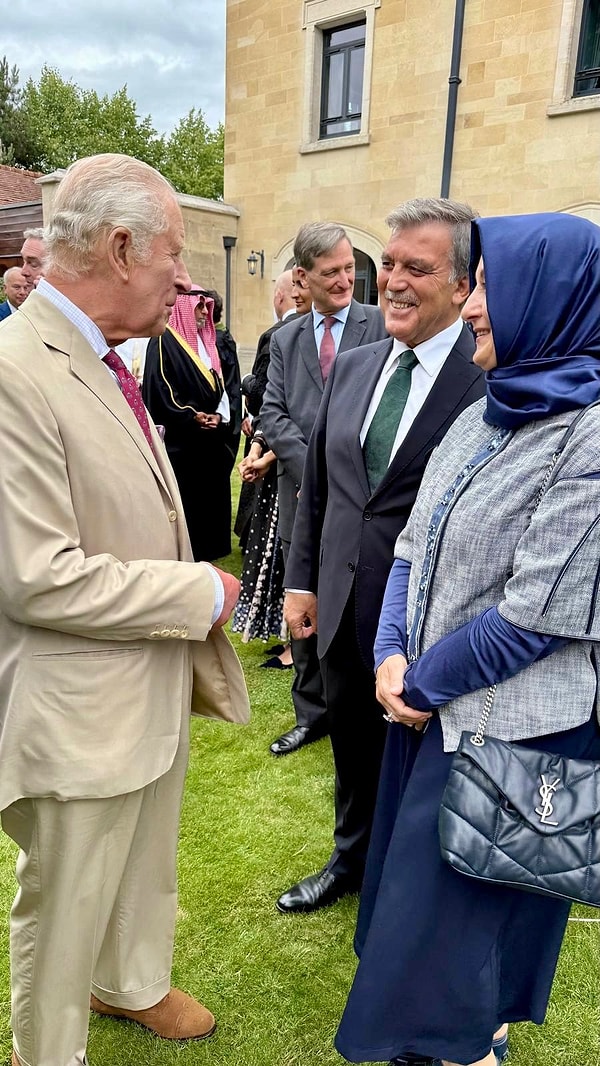 Hayrunnisa Gül'ün modaya yakından ilgisi bilinen bir gerçek. Fotoğraf karesinde ise dikkat çeken bir detay göze çarpıyor: YSL marka çanta.