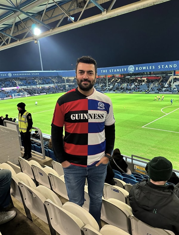 + Röportaja başlamadan önce sizi daha yakından tanımak isteriz. Futbolla ve yayıncılıkla olan yolculuğunuz nasıl başladı, bu iki alan zamanla nasıl iç içe geçti?