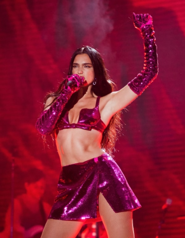 "New Rules”, “Don’t Start Now” ve “Levitating” gibi hitleriyle dünya listelerini kasıp kavuran Dua Lipa sahne şovları ve şarkılarıyla büyük bir hayran kitlesine sahip.