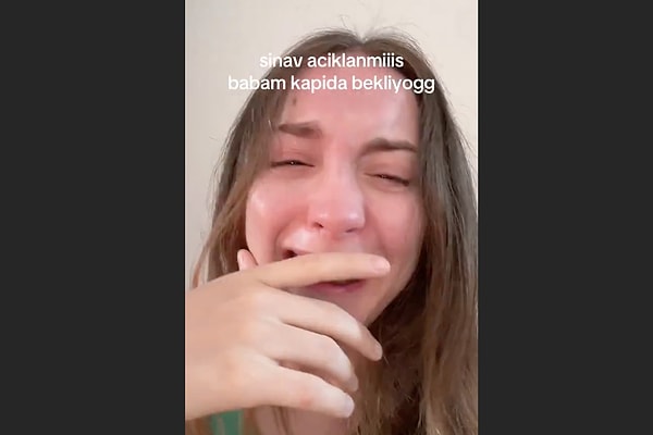 Sınav sonucunu sormak için babasının kapıda beklediğini söyleyen bir öğrenci hüngür hüngür ağladı.