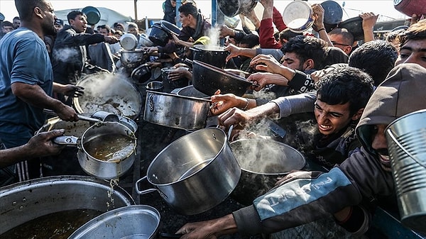 Filistin'de gıda krizi artık yerini açlık krizine bıraktı. Uyarılara rağmen Gazze'deki ablukada açlıktan çocuklar ölmeyi sürdürüyor.