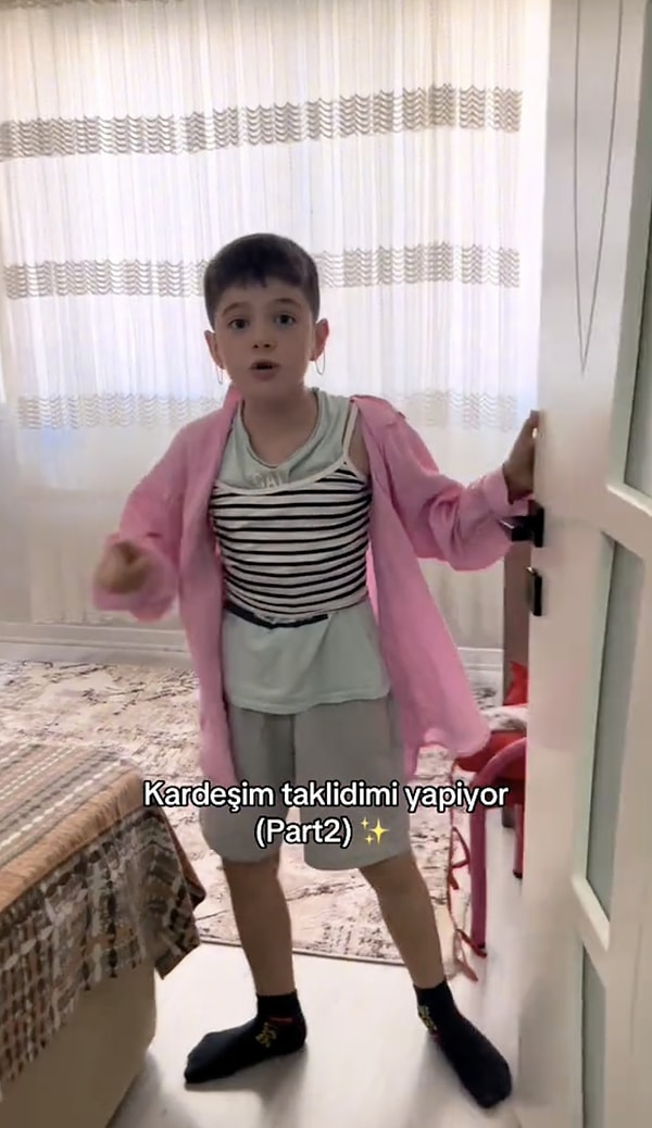 Bir çocuk ablasının taklidini yaparak adeta kırıp geçirdi.