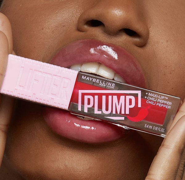 Acı yapısı ve dudak büyütme özelliğiyle dikkat çeken Maybelline New York Lifter Plump Dudak Parlatıcısı, son zamanların en sevilen dudak ürünlerinden biri!