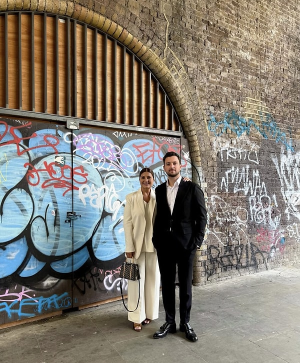Mezuniyet töreni için Londra’da bir araya gelen Sibel Can ailesi, sosyal medya hesaplarından peş peşe paylaşımlar yaptı.