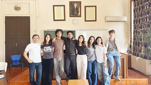 Takım 7 lise öğrencisinden oluşuyor.