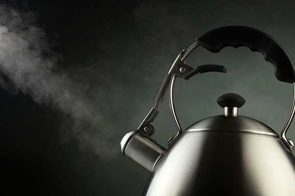 Amerika’da elektrikli kettle yerine en çok tercih edilen iki yöntem var: mikrodalga ve ocak üstü kettle.
