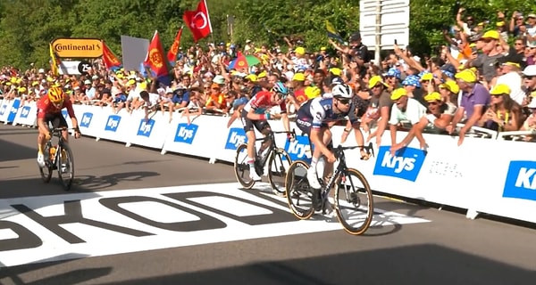 Tour de France'ta Türk bayrağıyla etap sonlarında ekrana yansıyan Ahmet Mumcu, artık yarışın renklerinden biri.