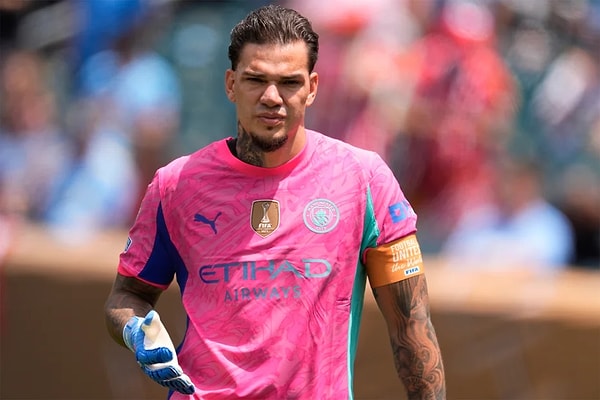 City'nin transfer onay vermediği ve Ederson'la yola devam etmek istediğini yazdılar.