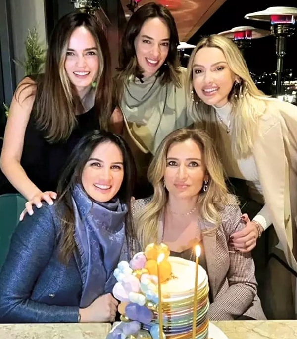 Seda Ceyhan, Melissa Tahincioğlu ve Selin Çebi ile arkadaş grupları da bir olan Seda Bakan'ın Hadise tarafından saf dışı edildiği iddia edilmişti.