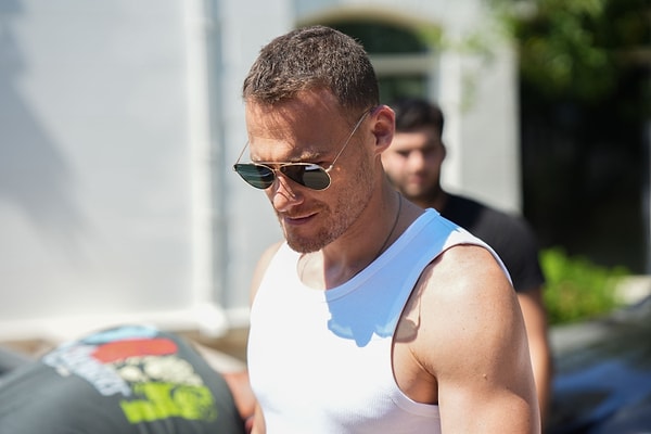 İşte Kerem Bürsin'in Çarpıntı setinden kareleri: