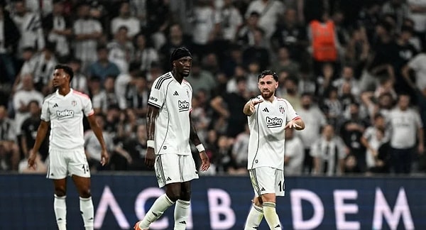 Beşiktaş evinde Shakhtar Donetsk'e 4-2 mağlup olarak taraftarını üzdü.