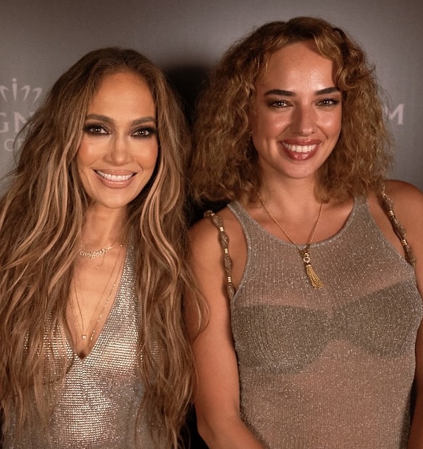 Geceden paylaşılan başka bir an daha manşetlere damga vurdu! Seda Bakan ve Jennifer Lopez'in yan yana pozları kısa sürede yorum yağmuruna tutuldu!