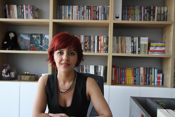 ÖG: Bu mikro anlatıların en çok tartışılan hatta kafa karıştırıcı tarafı da şiire çok yakın olması. Nasıl ayrışır küçürek öykü şiirden?