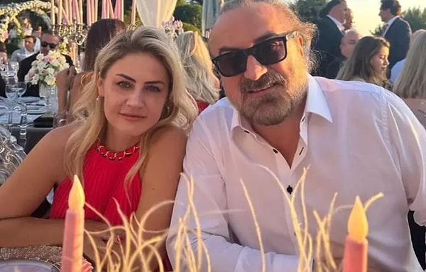 Milyonların “Kuzeyin Oğlu” olarak tanıdığı Volkan Konak, bayram konseri için gittiği Kıbrıs’ta sahne sırasında geçirdiği kalp krizi sonucu hayatını kaybetmişti.