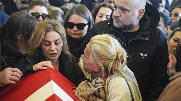 O anı “Zaman ve mekan kavramım kayboldu. Yalnızca ‘Volkan!’ diye ağladım” diyerek tarif eden Selma Konak, uçağa bindiğinde ise 11 saatlik yolculuğun bir ömür gibi sürdüğünü söyledi.
