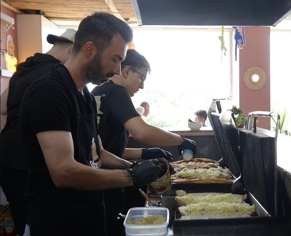 Bilecik'te bir işletme, yangın bölgesindeki ekiplere her gün binlerce tost gönderdi.