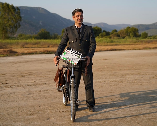 Uzak Şehir’in Ozan Akbaba’sı film setinden sevenlerine merhaba dedi.