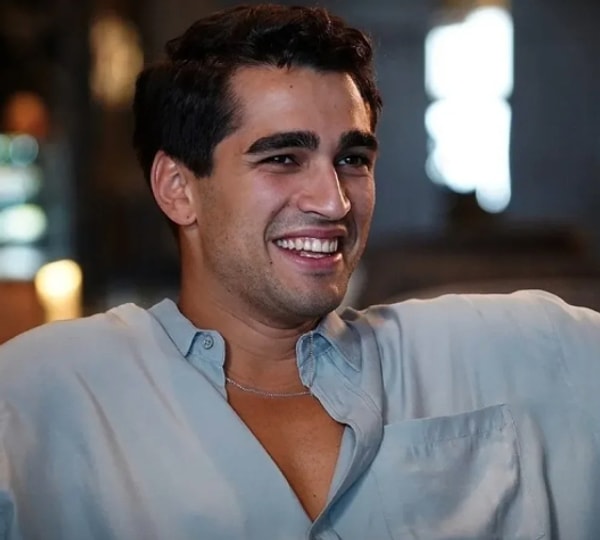 Mert Ramazan Demir’in adı uzun süre rol arkadaşı Afra Saraçoğlu ile anılmış, "Yalı Çapkını” dizisinde partner oldukları dönemde başlayan aşk iddiaları bir yaz günü tescillenmişti.