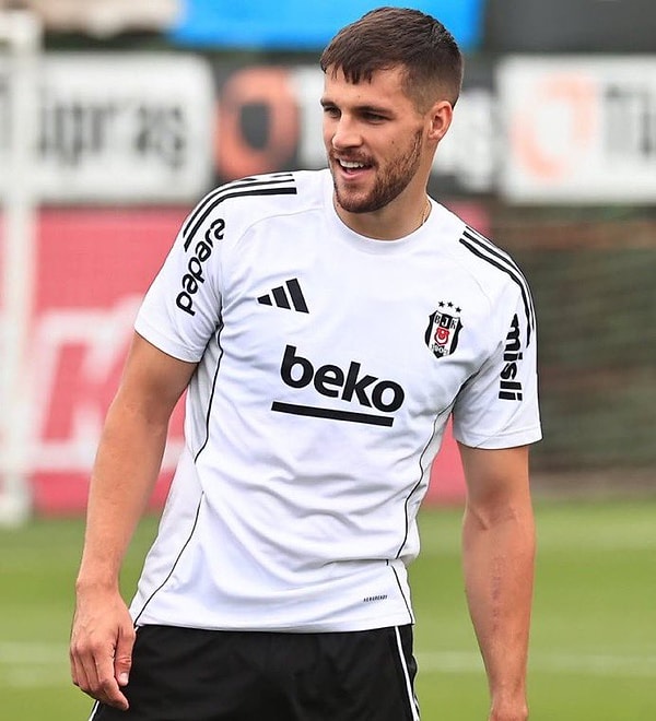 Beşiktaş'ın yeni transferlerinden David Jurasek sosyal medya hesabını kapattı.