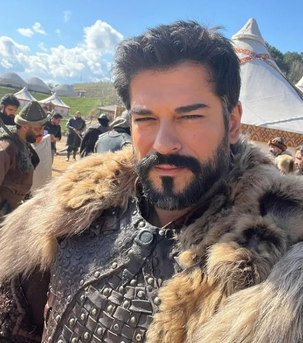 Kariyerine modellikle başlayan, ardından Küçük Sırlar, Çalıkuşu, Kara Sevda gibi dizilerle yıldızını parlatan Burak Özçivit, son yıllarda ise ATV’nin fenomen yapımı Kuruluş Osman dizisinde başrolde yer alıyordu.