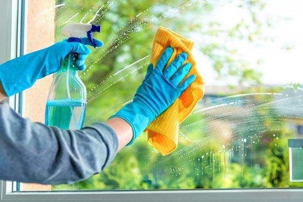 5. Yukarıdan aşağıya değil, yatay bir şekilde camları sil.