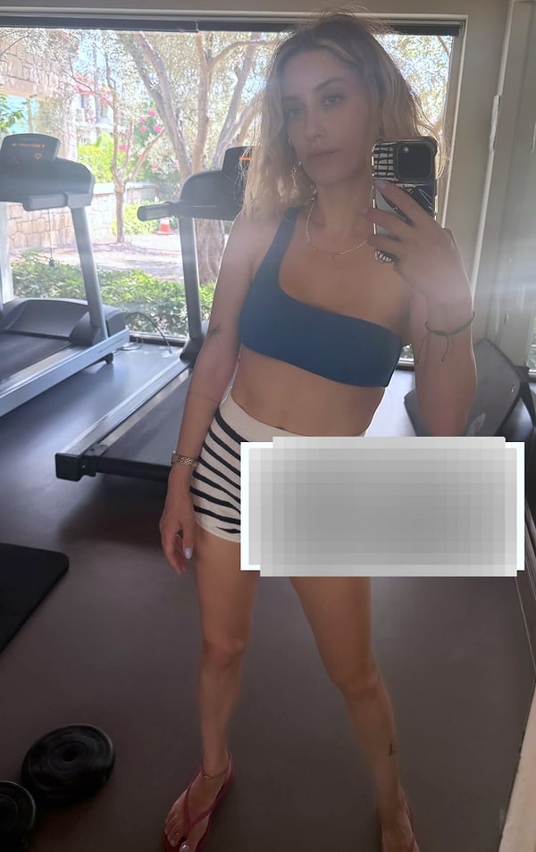 Hazal Kaya ise bir süredir gündeme değişimiyle geliyor. Önce saçlarını boyatan güzel oyuncu ardından aşağıdaki pozdaki fitiliğiyle dikkat çekmişti.