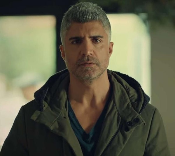 Özcan Deniz en son Kızıl Goncalar ile ekranlarda yer almıştı.