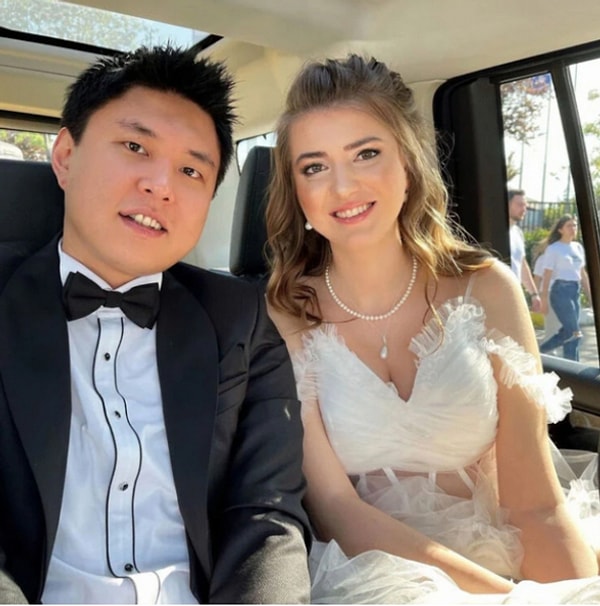 Özel hayatıyla manşetlerde görmeye pek alışık olmadığımız Chaby Han, Gülce Elibol ile uzun süreli birlikteliğini 16 Mayıs 2022'de nikah masasına taşımıştı.