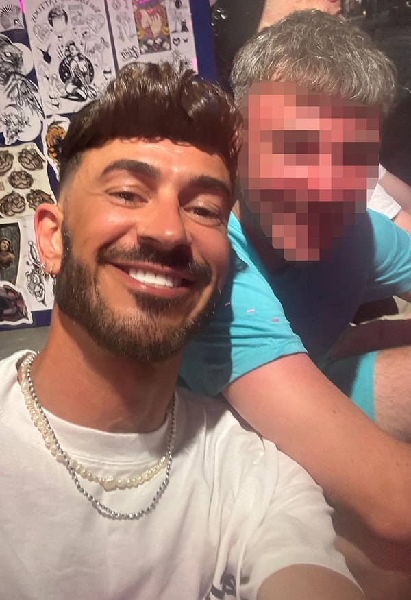 Uçuşun zaten bir kabin memurunun rahatsızlanması nedeniyle gecikmeli başladığını belirten Walker, lavabodaki duman dedektörünün uyarı vermesiyle olayın patlak verdiğini söyledi.