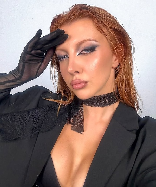 Göz önünde olan grup üyeleri şöhreti bir yandan da gelen eleştirilerle karşıladı. Sosyal medyada sık sık tartışma konusu olan kızları destekleyen kadar eleştiren de çok.