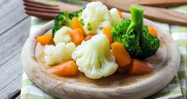 8. Havuç ve Brokoli Kavurması Salatası