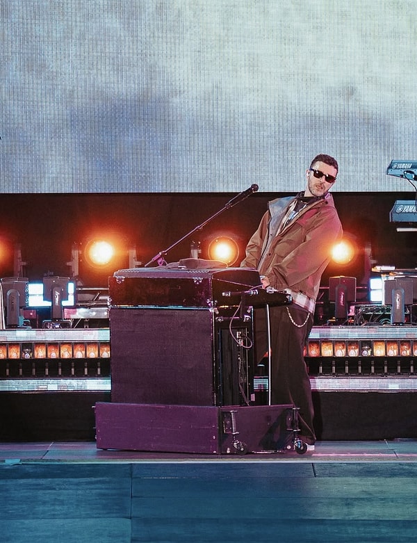 Tüm bunların ardından Justin Timberlake, turne boyunca sahneye çıktığı ülkeleri anmak için sosyal medya hesabında her konser sonrası o ülkenin bayrağını paylaşarak duygu dolu mesajlar yazdı.